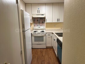 1019 Dornajo Way in Sacramento, CA - Foto de edificio - Building Photo