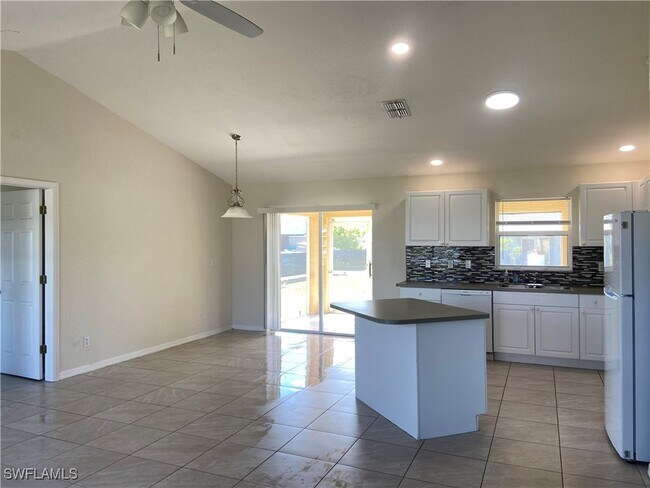 2516 NW 14th Pl in Cape Coral, FL - Building Photo - Building Photo