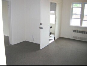 45-45-4159 159th St in Queens, NY - Foto de edificio - Building Photo