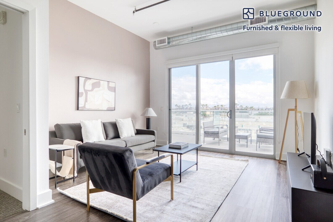 4210 Del Rey Ave-Unit -FL6-ID966 in Marina Del Rey, CA - Building Photo