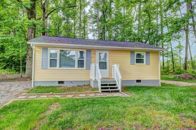 210 Scarlett Ln in Dallas, NC - Building Photo - Building Photo