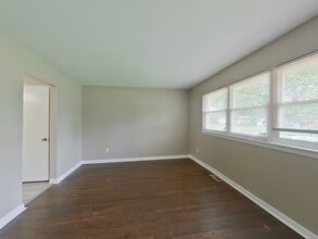 770 Manresa Ln in Florissant, MO - Foto de edificio - Building Photo