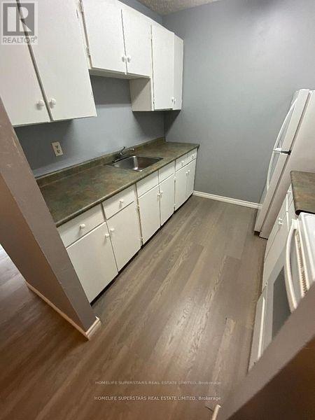 8209 Lundy's Ln in Niagara Falls, ON - Building Photo