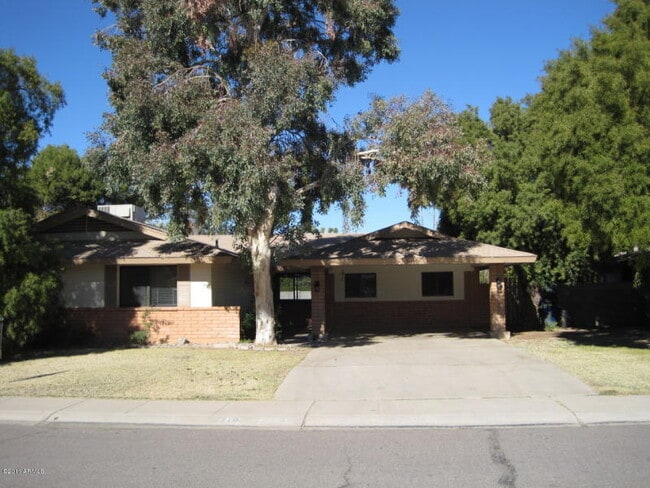 property at 718 E Manhatton Dr