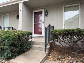 12063 Burdette Cir in Omaha, NE - Foto de edificio - Building Photo