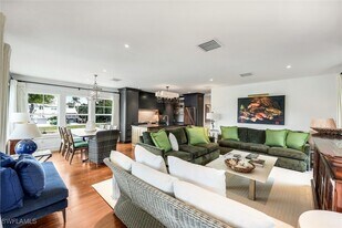 1437 Sandpiper St in Naples, FL - Building Photo