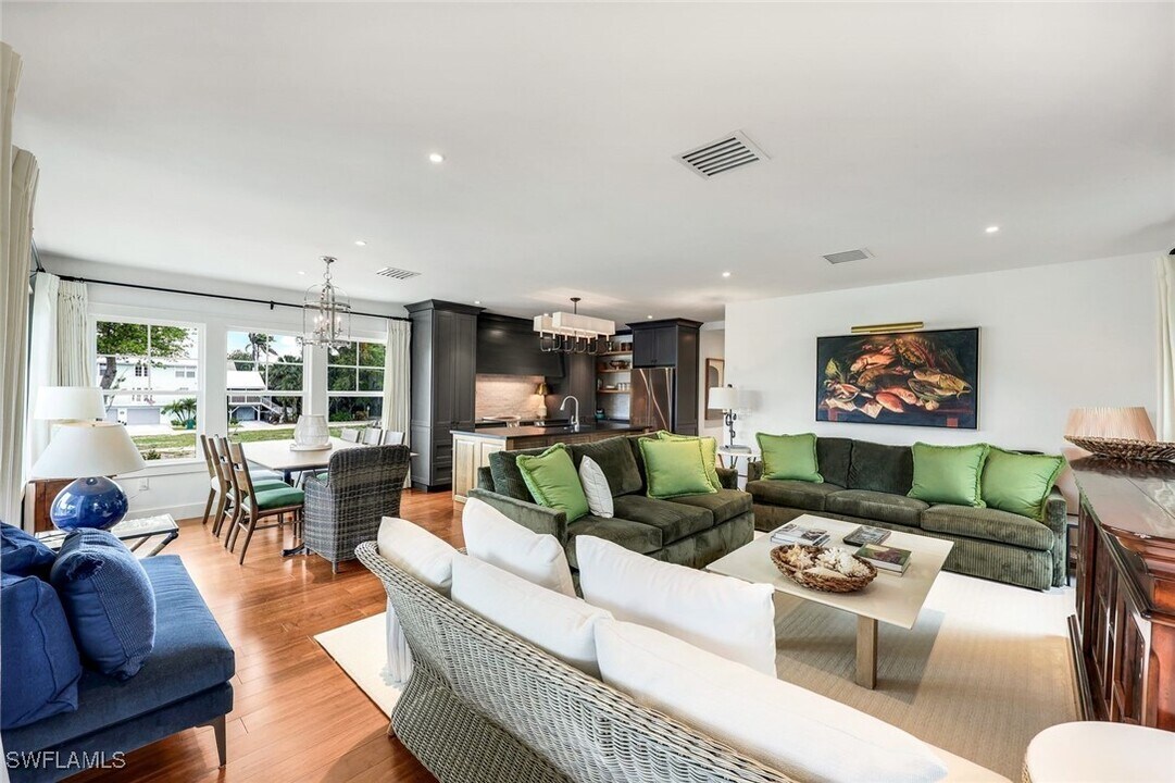 1437 Sandpiper St in Naples, FL - Building Photo