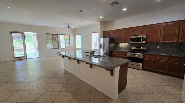 6015 Dubois Pl in Bakersfield, CA - Building Photo - Building Photo