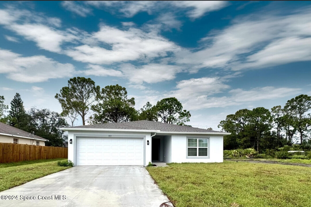 1011 Starfire St SE in Palm Bay, FL - Building Photo