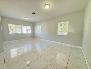 249 NW 8th Ave in Dania Beach, FL - Building Photo - Building Photo