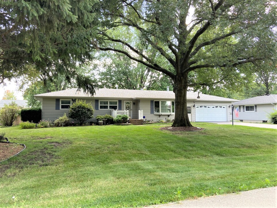 218 Alfred Dr in Sycamore, IL - Foto de edificio