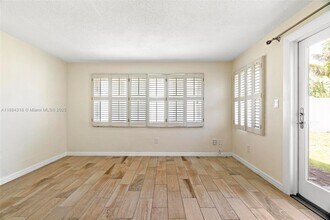 838 NW 10th Ave in Dania Beach, FL - Foto de edificio - Building Photo