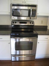 25 Pine St, Unit E in Canton, MA - Foto de edificio - Building Photo