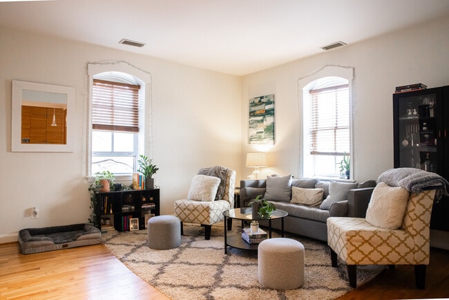 1700 V St NW, Unit 4 in Washington, DC - Foto de edificio - Building Photo