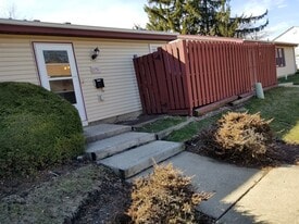 1751 Queensbury Cir in Hoffman Estates, IL - Building Photo