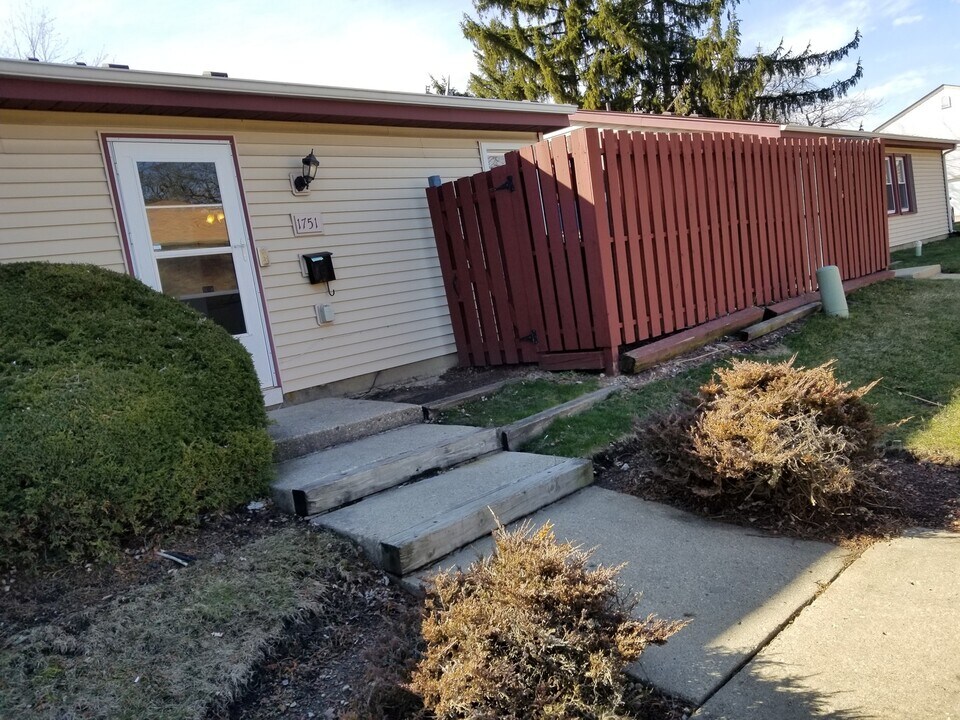 1751 Queensbury Cir in Hoffman Estates, IL - Building Photo