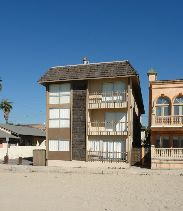 1301 Seal Way in Seal Beach, CA - Building Photo