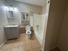 11019 Baywood St in San Antonio, TX - Foto de edificio - Building Photo