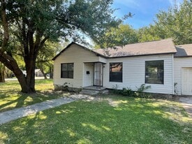 919 S Clements St in Gainesville, TX - Building Photo