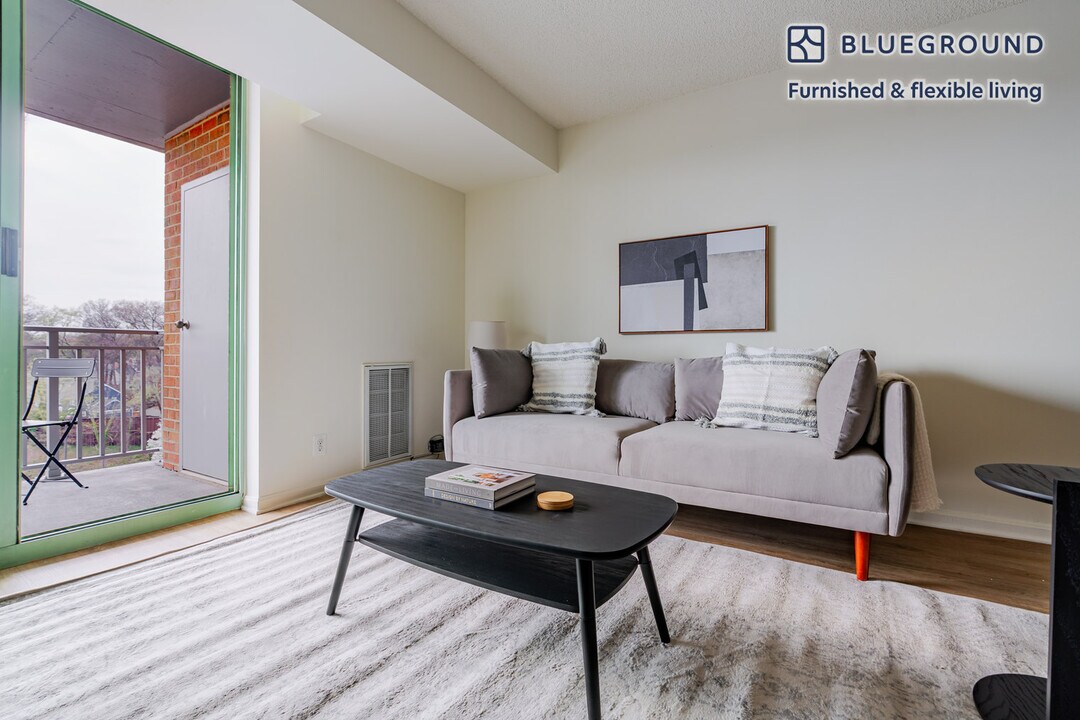 4650 Washington Blvd, Unit FL6-ID1050 in Arlington, VA - Foto de edificio