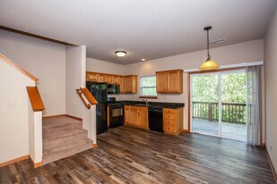 624 Oakbrook Pl in Manhattan, KS - Building Photo