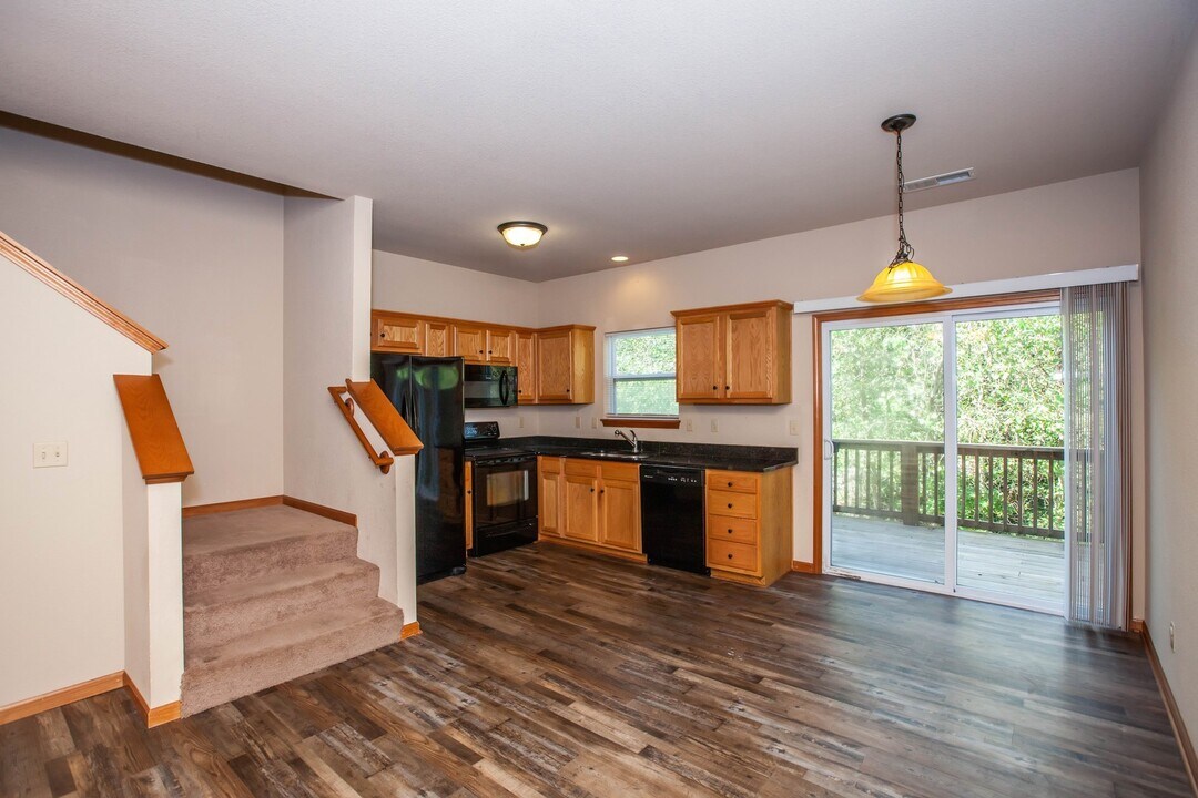 624 Oakbrook Pl in Manhattan, KS - Building Photo