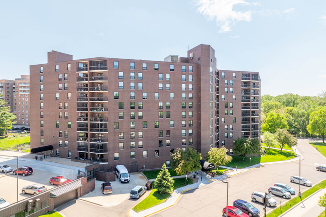 Lakeshore Drive Condominiums in Richfield, MN - Building Photo - Building Photo