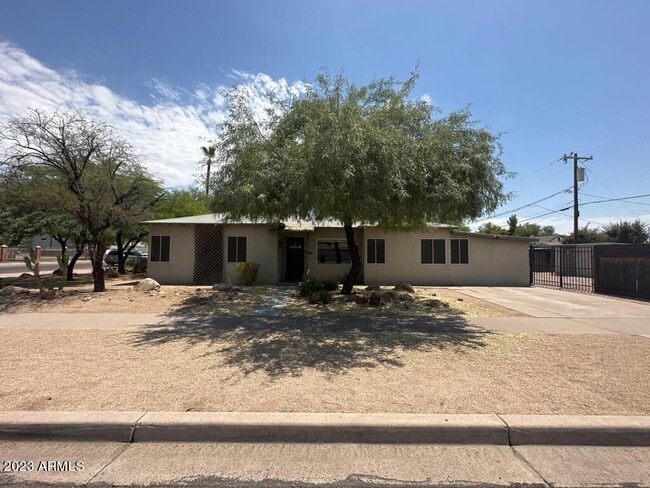 property at 1501 E Palm Ln