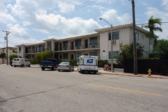 540 74th St in Miami Beach, FL - Foto de edificio - Building Photo