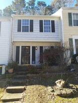 2952 Aspen Woods Entry in Atlanta, GA - Building Photo