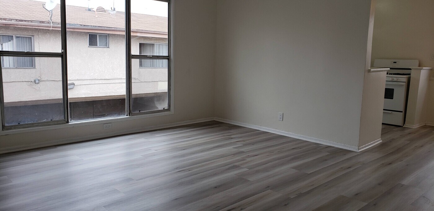 3945 Stevely Ave in Los Angeles, CA - Building Photo