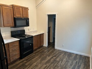 5215 Crestway Rd in Windcrest, TX - Foto de edificio - Building Photo