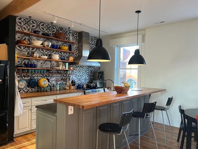 2519 California Ave, Unit 2519 California Ave.