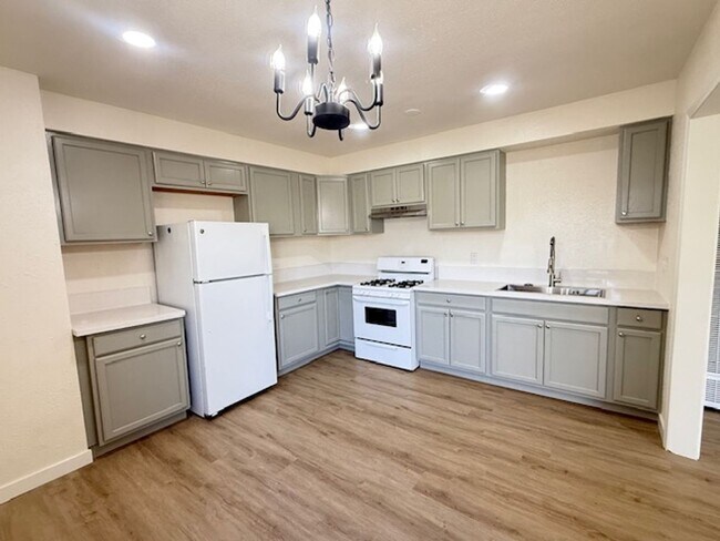 10730 S Burin Ave in Inglewood, CA - Building Photo - Building Photo