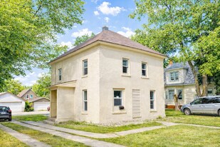 413 4th St NE in Watertown, SD - Building Photo