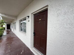 9221 Tudor Dr in Tampa, FL - Building Photo - Building Photo