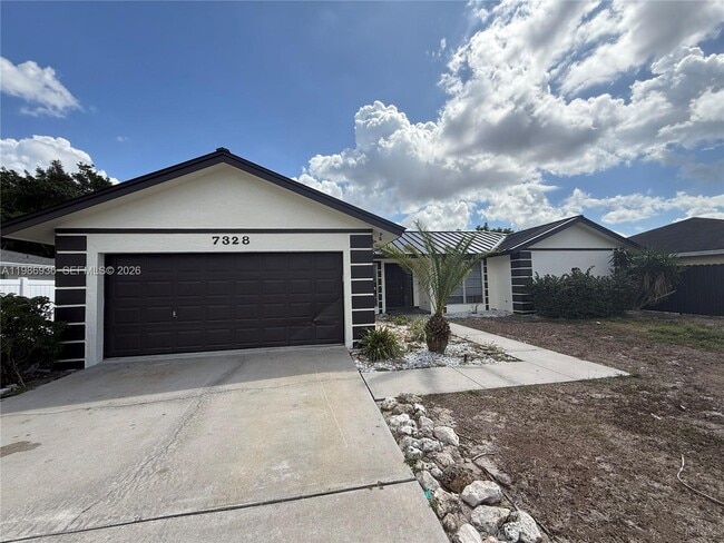 7328 Pebble Beach Rd in Ft. Myers, FL - Building Photo - Building Photo