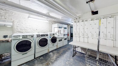 E 81st St, Unit 5C in New York, NY - Foto de edificio - Building Photo