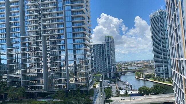 55 SE 6th St, Unit 1702 in Miami, FL - Building Photo - Building Photo