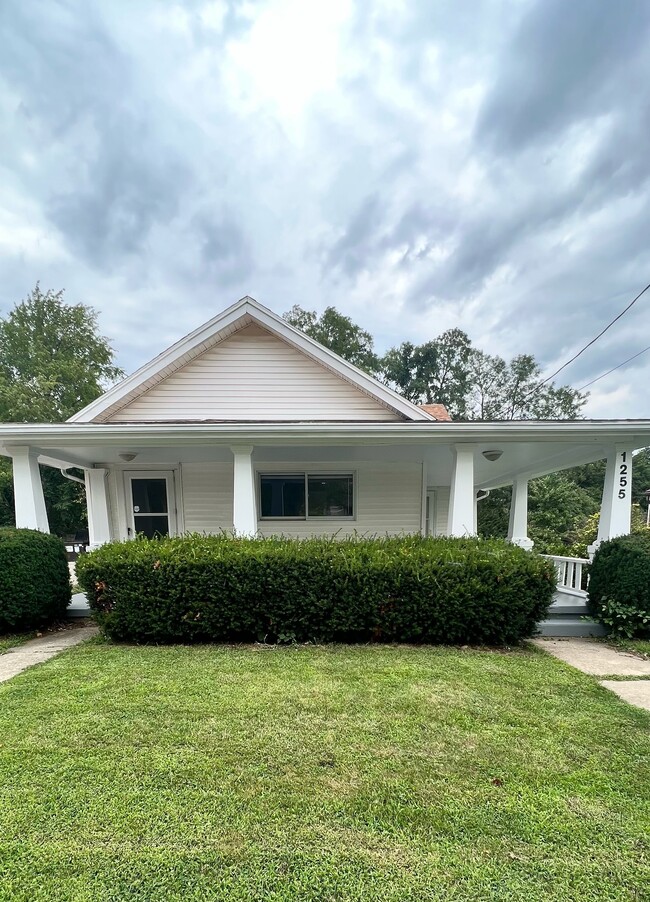 property at 1255 Devon Ave