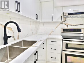 19 Rice Dr in Whitby, ON - Building Photo - Building Photo