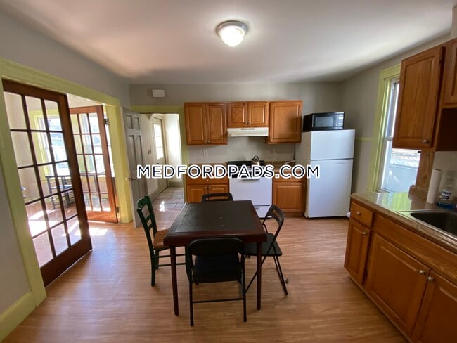 569 Main St, Unit 1 in Medford, MA - Foto de edificio - Building Photo