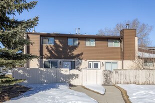 Pensdale Green Condominium in Calgary, AB - Building Photo