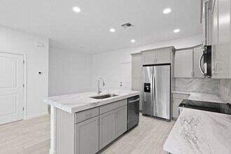 4616 Longwood Lake Sq in Westlake, FL - Building Photo - Building Photo