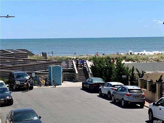20 Illinois Ave-Unit -Upper in Long Beach, NY - Foto de edificio - Building Photo