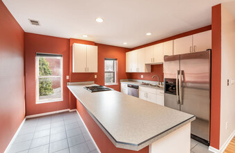 241 Collins Ave-Unit -241 in Columbus, OH - Foto de edificio - Building Photo