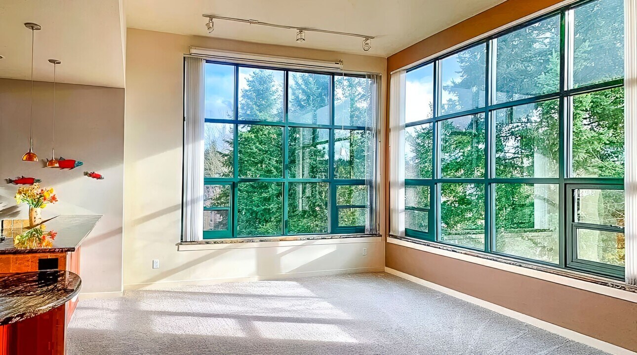 16275 NE 85th St in Redmond, WA - Building Photo