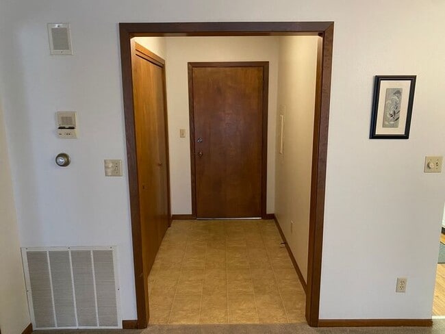 11 Arbor Hill Cir in Iowa City, IA - Building Photo - Building Photo