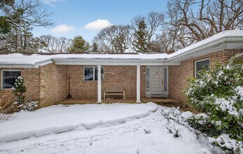 11 Juneau Blvd in Woodbury, NY - Building Photo - Building Photo