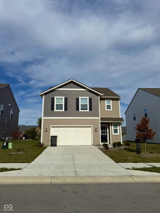 10210 Samerton Ln in Indianapolis, IN - Building Photo
